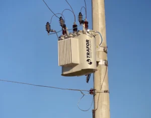 Transformador de distribuição instalado em poste de energia elétrica urbana.