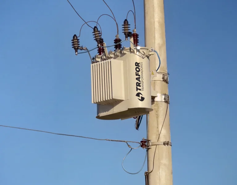 Transformador de distribuição instalado em poste de energia elétrica urbana.